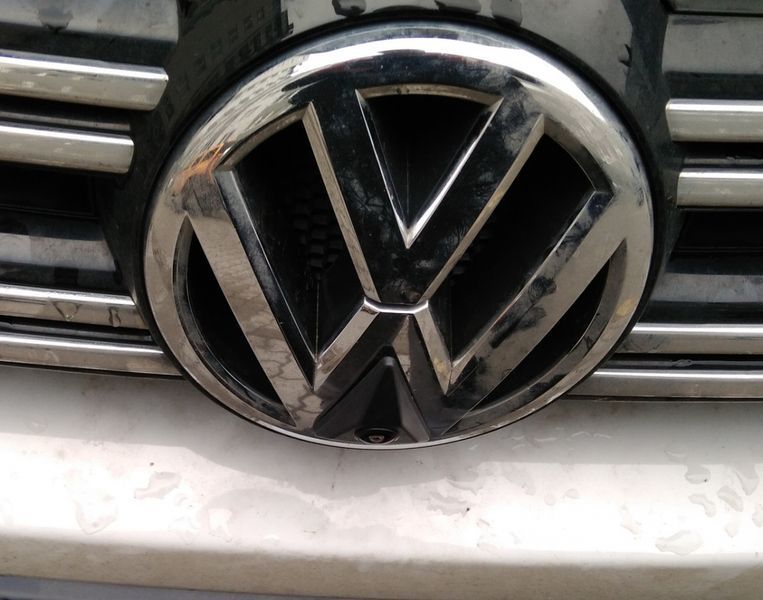 Штатная камера переднего обзора в логотип для Volkswagen Golf, Passat, Polo, Tiguan, Caddy, AHD/CVBS, 170&deg;, IP67 КПВ-0651-00 фото